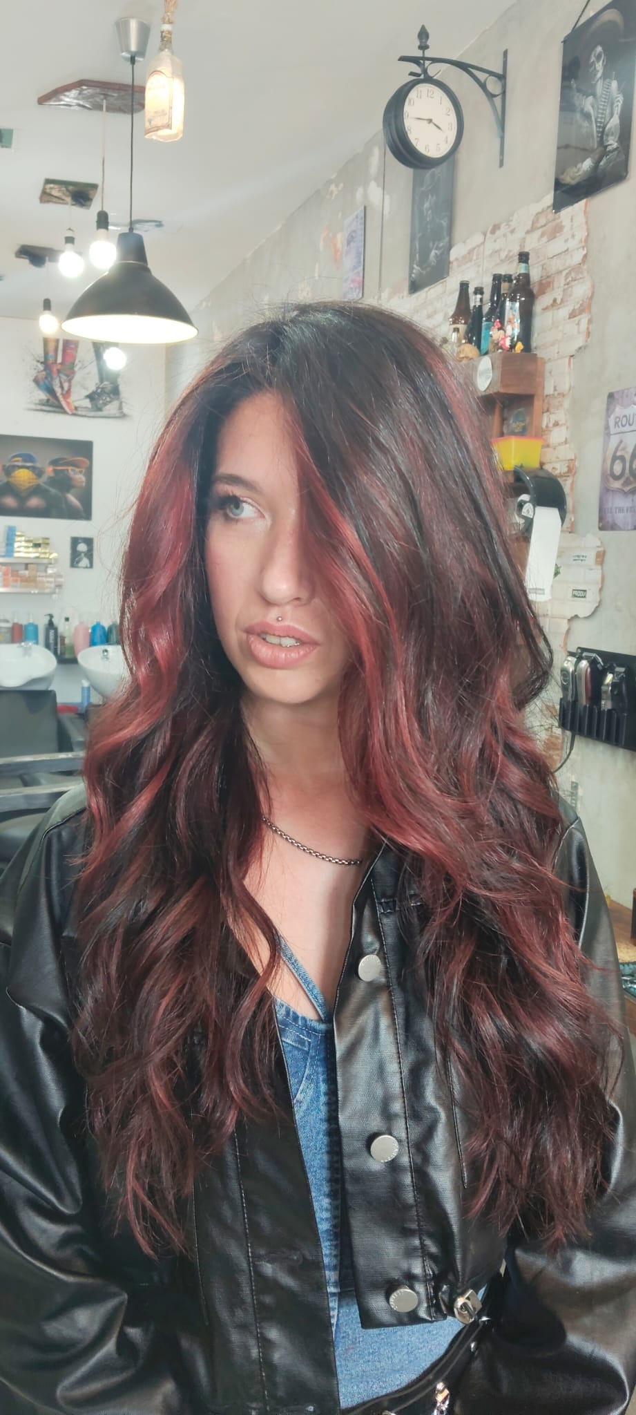 Balayage italiano color rojo bordeaux sobre cabello largo