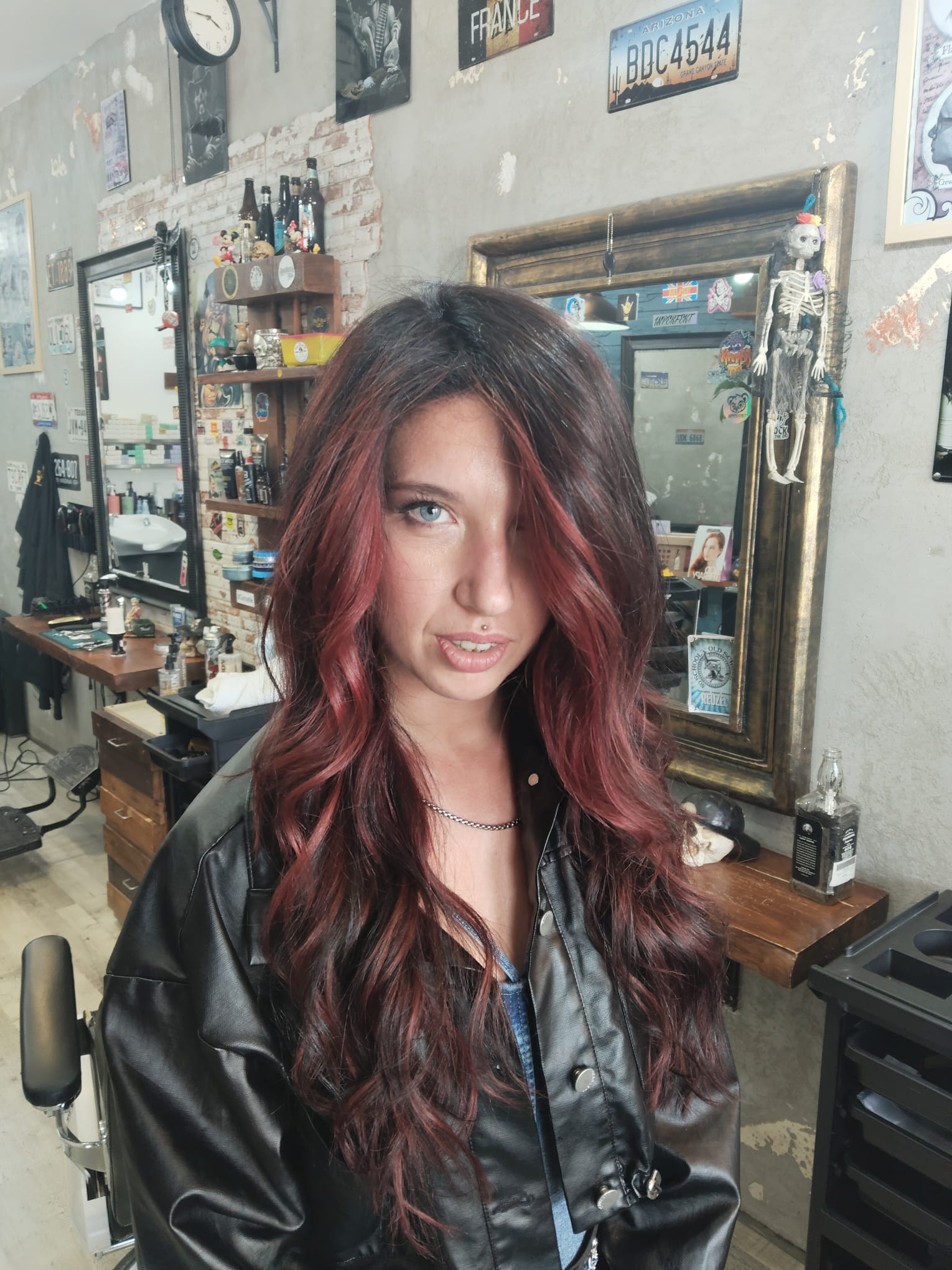 Cliente con balayage rojo, segundo ángulo en el salón