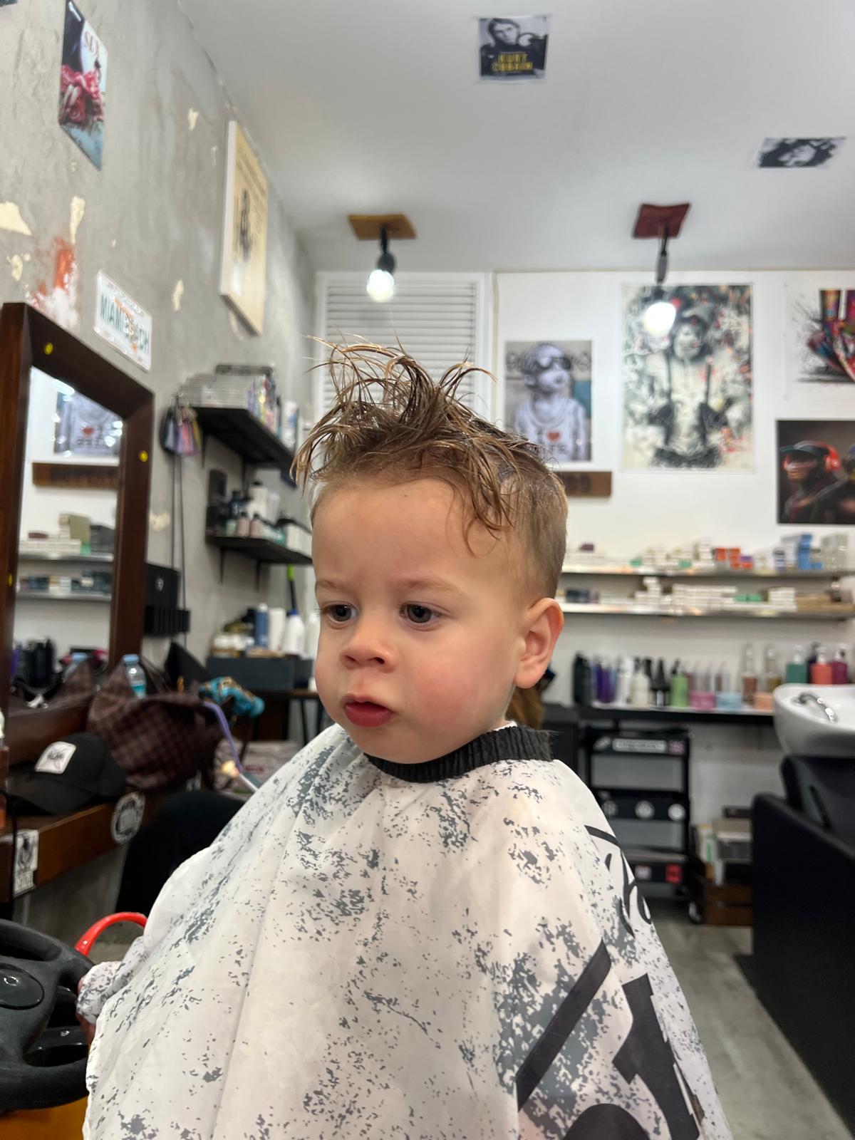 Niño después del corte con peinado mohawk de styling
